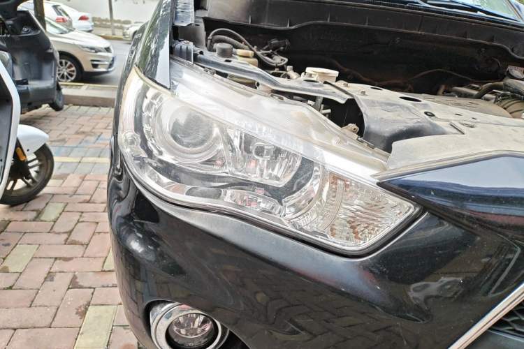 Used Mitsubishi Outlander 2012 Kicks 2.4 Fashion Navigation Edition Right Front Headlight