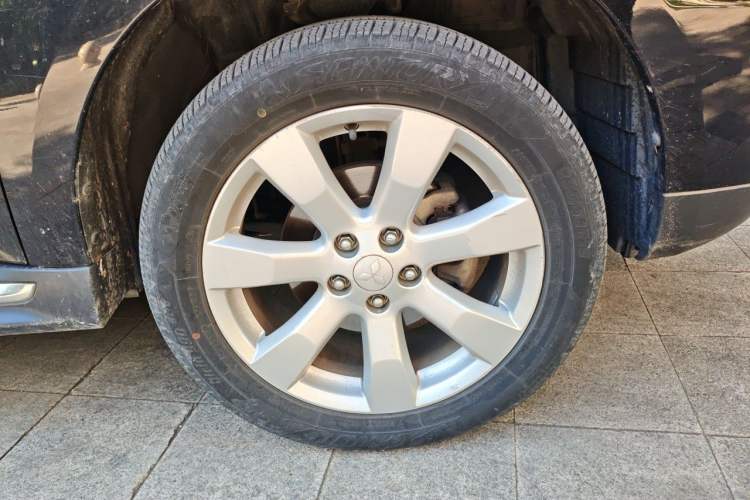 Used Mitsubishi Outlander 2012 Kicks 2.4 Fashion Navigation Edition Right Front Wheel Hub