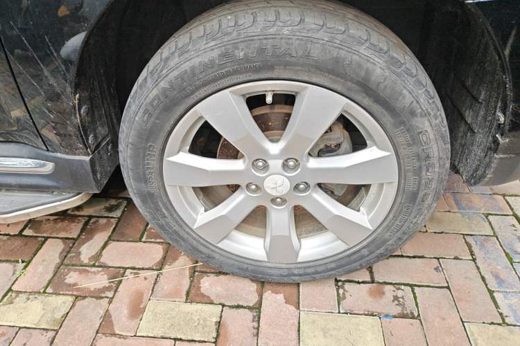 Used Mitsubishi Outlander 2012 Kicks 2.4 Fashion Navigation Edition Right Front Wheel Hub