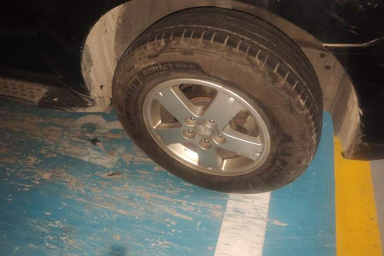 Used Mitsubishi Outlander 2012 Kicks 2.0 Sport Navigation Edition Right Front Wheel Hub