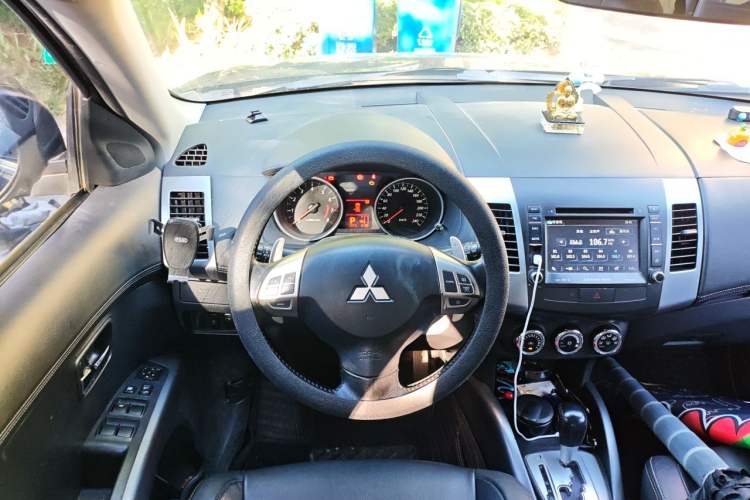 Used Mitsubishi Outlander 2012 Kicks 2.4 Fashion Navigation Edition Steering Wheel