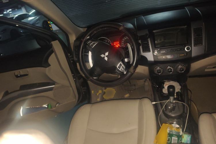 Used Mitsubishi Outlander 2012 Kicks 2.0 Sport Navigation Edition Steering Wheel