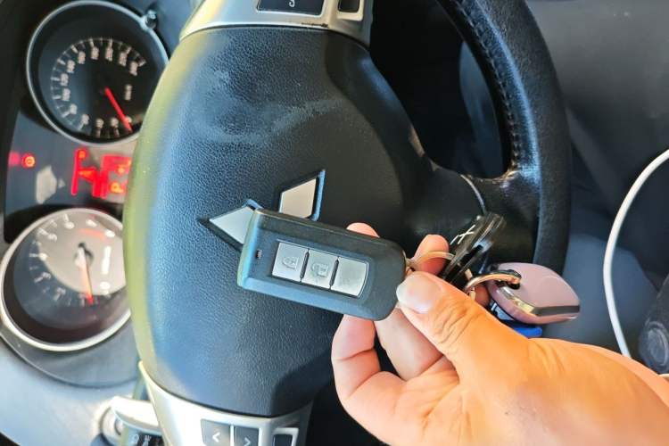 Used Mitsubishi Outlander 2012 Kicks 2.4 Fashion Navigation Edition Vehicle Key