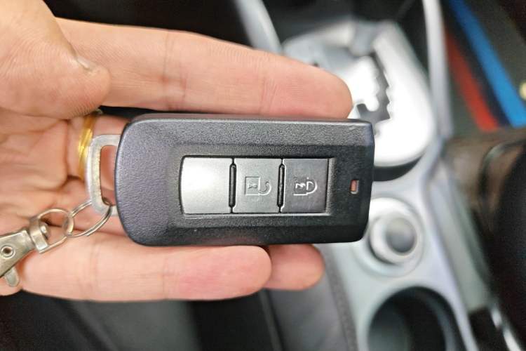 Used Mitsubishi Outlander 2012 Kicks 2.4 Fashion Navigation Edition Vehicle Key