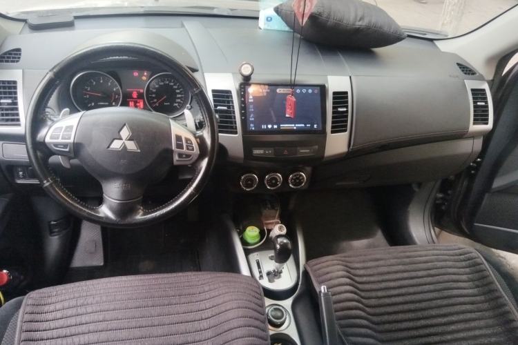 Used Mitsubishi Outlander 2012 Kicks 2.0 Sport Navigation Edition Center Console