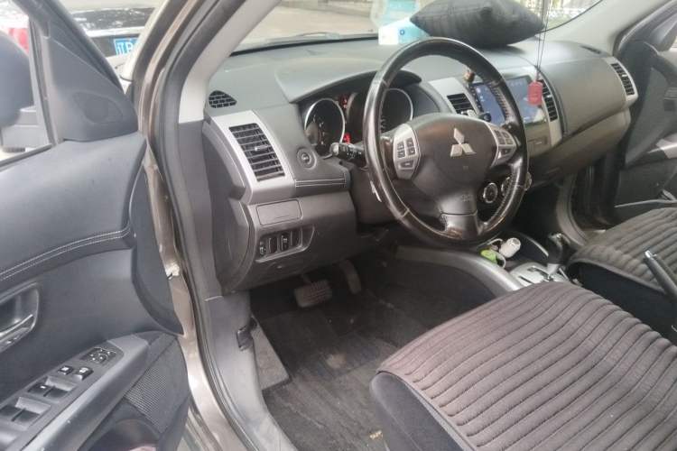 Used Mitsubishi Outlander 2012 Kicks 2.0 Sport Navigation Edition Driver Seat