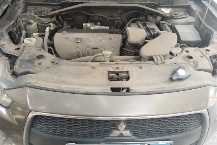 Used Mitsubishi Outlander 2012 Kicks 2.0 Sport Navigation Edition Engine Bay