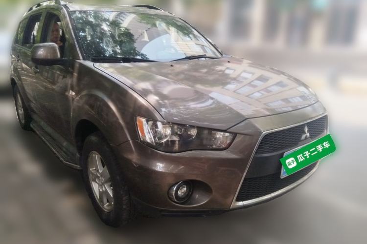 Used Mitsubishi Outlander 2012 Kicks 2.0 Sport Navigation Edition Front Right 45 Deg