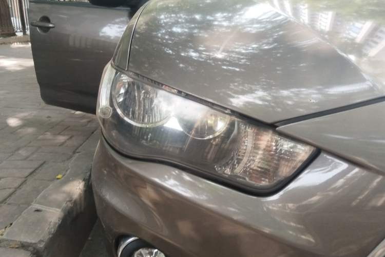 Used Mitsubishi Outlander 2012 Kicks 2.0 Sport Navigation Edition Right Front Headlight