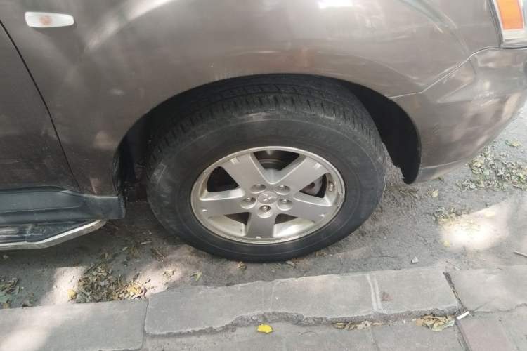 Used Mitsubishi Outlander 2012 Kicks 2.0 Sport Navigation Edition Right Front Wheel Hub