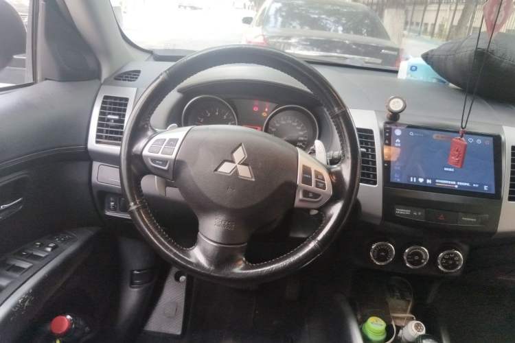 Used Mitsubishi Outlander 2012 Kicks 2.0 Sport Navigation Edition Steering Wheel