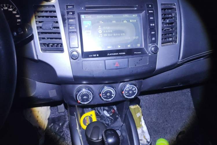 Used Mitsubishi Outlander 2012 Kicks 2.4 Fashion Navigation Edition Audio And AC Panel