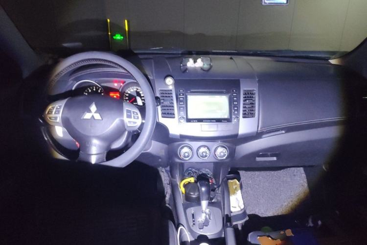 Used Mitsubishi Outlander 2012 Kicks 2.4 Fashion Navigation Edition Center Console