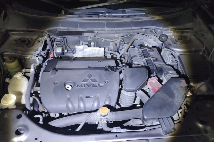 Used Mitsubishi Outlander 2012 Kicks 2.4 Fashion Navigation Edition Engine Bay