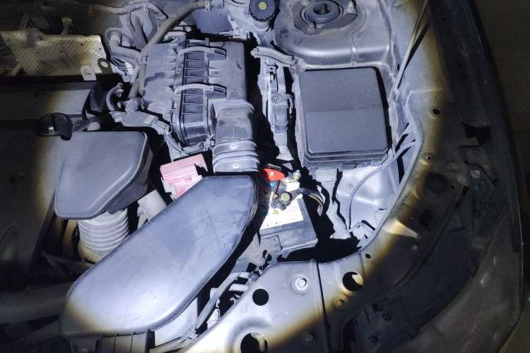 Used Mitsubishi Outlander 2012 Kicks 2.4 Fashion Navigation Edition Engine Bay Left