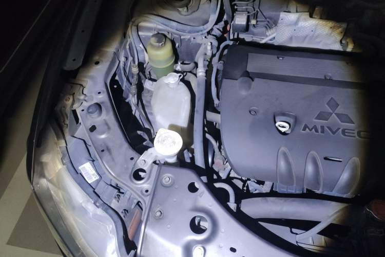 Used Mitsubishi Outlander 2012 Kicks 2.4 Fashion Navigation Edition Engine Bay Right
