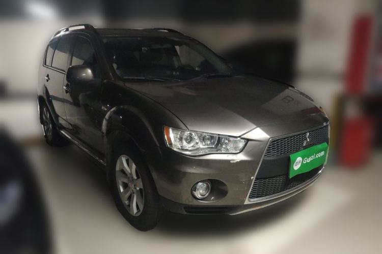 Used Mitsubishi Outlander 2012 Kicks 2.4 Fashion Navigation Edition Front Right 45 Deg