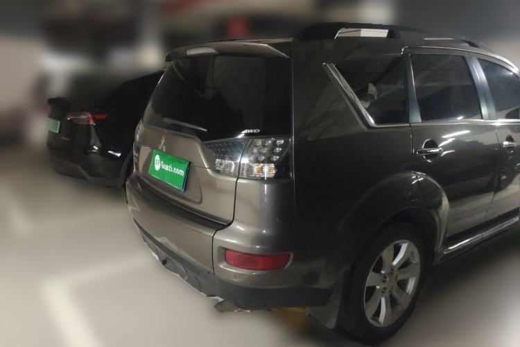 Used Mitsubishi Outlander 2012 Kicks 2.4 Fashion Navigation Edition Rear Right 45 Deg