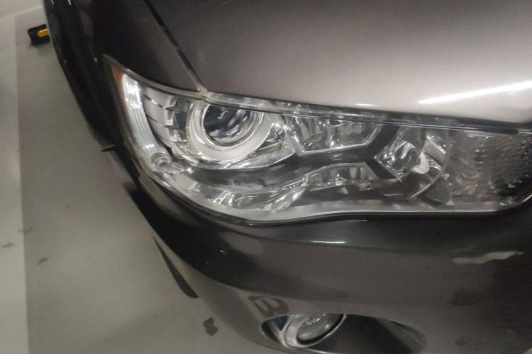 Used Mitsubishi Outlander 2012 Kicks 2.4 Fashion Navigation Edition Right Front Headlight