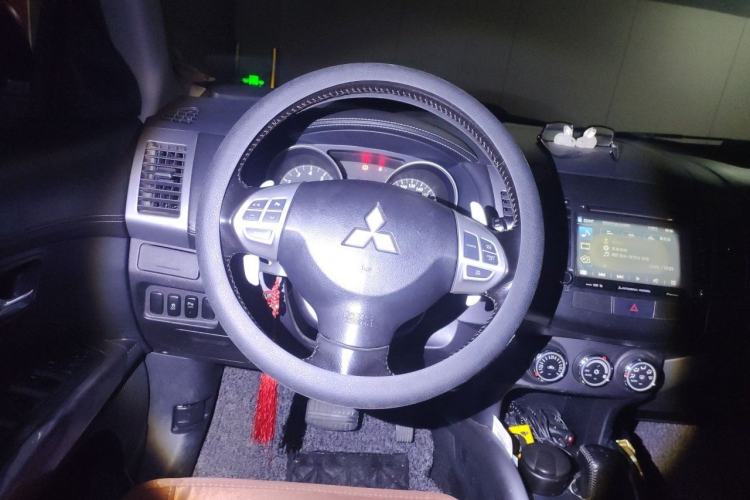 Used Mitsubishi Outlander 2012 Kicks 2.4 Fashion Navigation Edition Steering Wheel