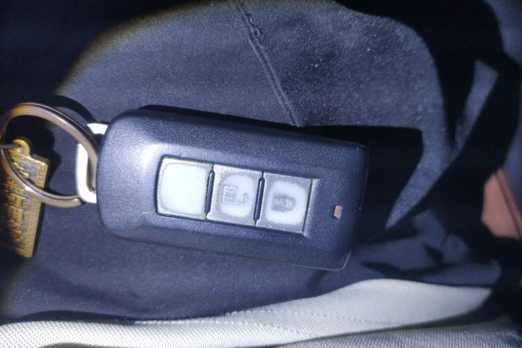 Used Mitsubishi Outlander 2012 Kicks 2.4 Fashion Navigation Edition Vehicle Key