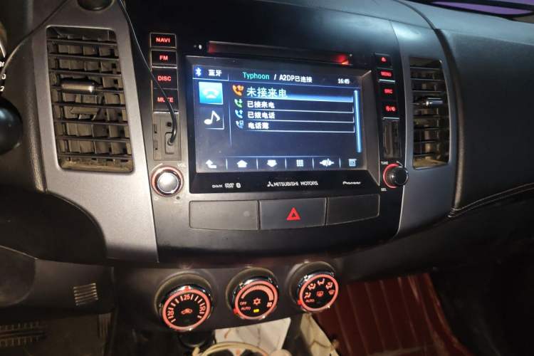 Used Mitsubishi Outlander 2012 Kicks 2.4 Fashion Navigation Edition Audio And AC Panel