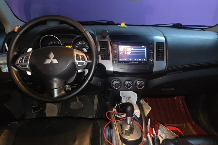 Used Mitsubishi Outlander 2012 Kicks 2.4 Fashion Navigation Edition Center Console