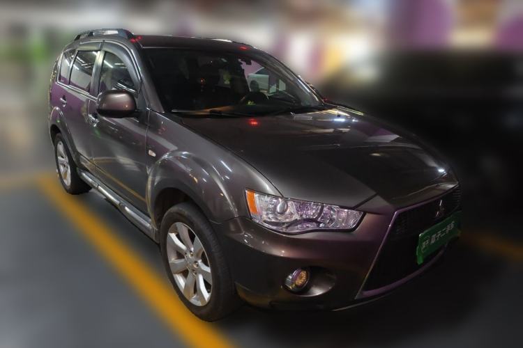 Used Mitsubishi Outlander 2012 Kicks 2.4 Fashion Navigation Edition Front Right 45 Deg