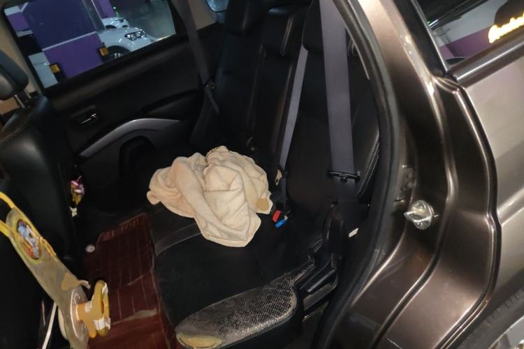 Used Mitsubishi Outlander 2012 Kicks 2.4 Fashion Navigation Edition Left Rear Seat