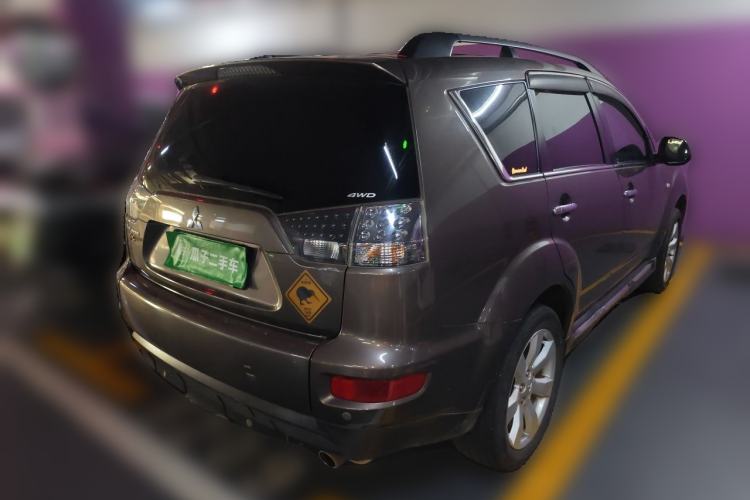 Used Mitsubishi Outlander 2012 Kicks 2.4 Fashion Navigation Edition Rear Right 45 Deg