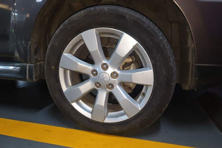 Used Mitsubishi Outlander 2012 Kicks 2.4 Fashion Navigation Edition Right Front Wheel Hub