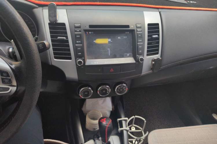 Used Mitsubishi Outlander 2012 Kicks 2.4 Fashion Navigation Edition Audio And AC Panel
