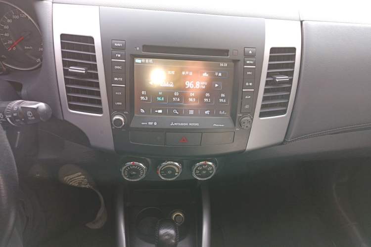 Used Mitsubishi Outlander 2012 Kicks 2.4 Fashion Navigation Edition Audio And AC Panel
