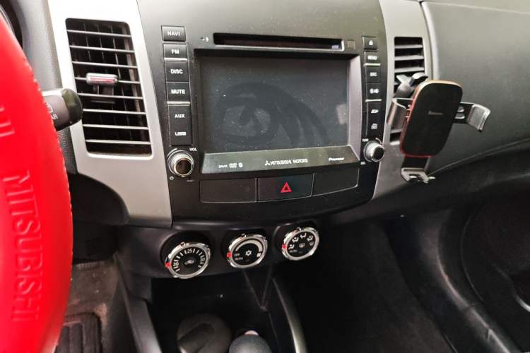 Used Mitsubishi Outlander 2012 Kicks 2.4 Fashion Navigation Edition Audio And AC Panel