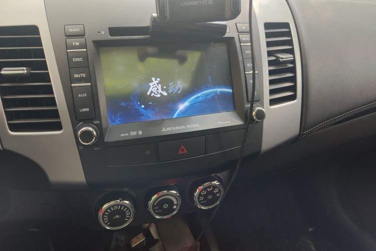 Used Mitsubishi Outlander 2012 Kicks 2.4 Fashion Navigation Edition Audio And AC Panel
