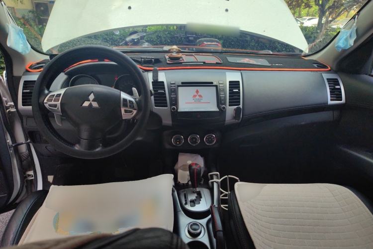 Used Mitsubishi Outlander 2012 Kicks 2.4 Fashion Navigation Edition Center Console