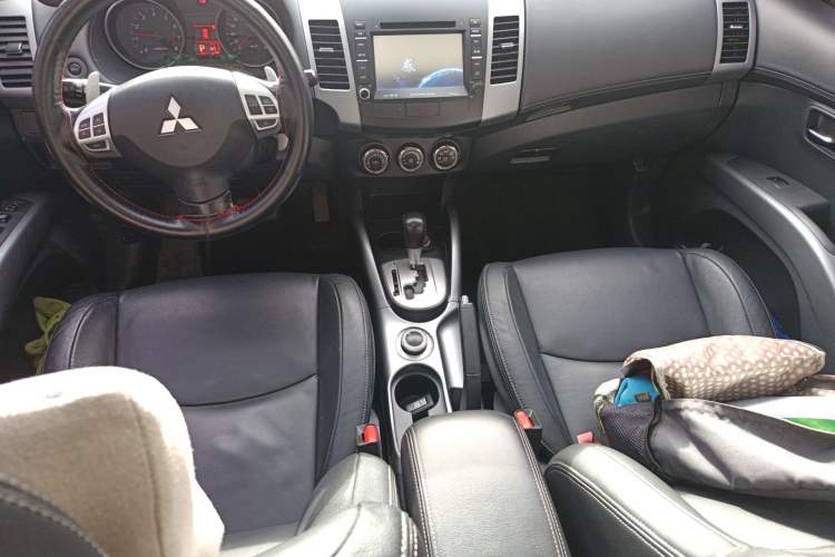 Used Mitsubishi Outlander 2012 Kicks 2.4 Fashion Navigation Edition Center Console