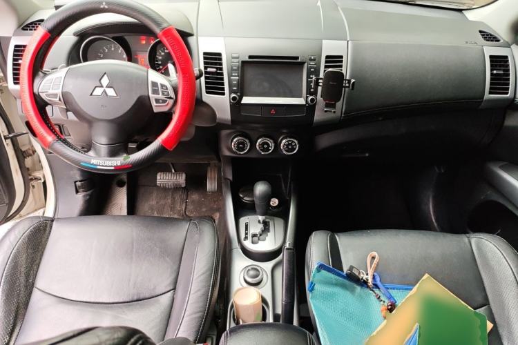 Used Mitsubishi Outlander 2012 Kicks 2.4 Fashion Navigation Edition Center Console