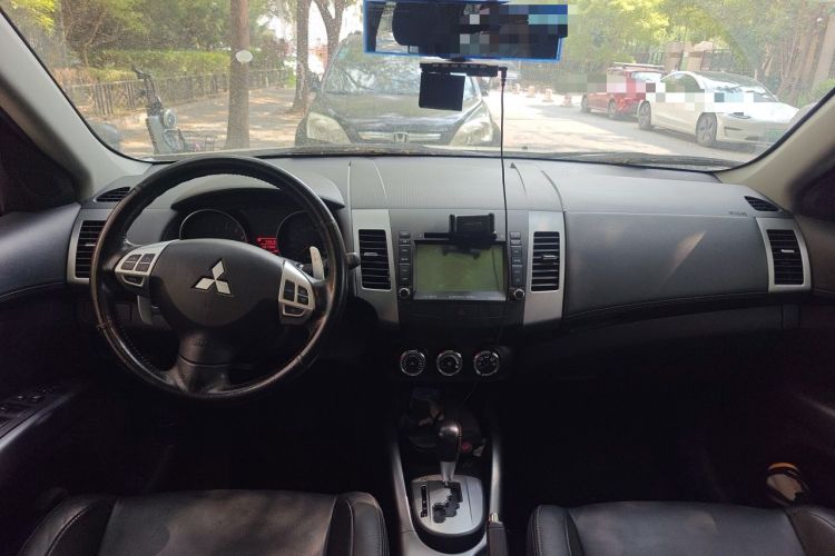 Used Mitsubishi Outlander 2012 Kicks 2.4 Fashion Navigation Edition Center Console