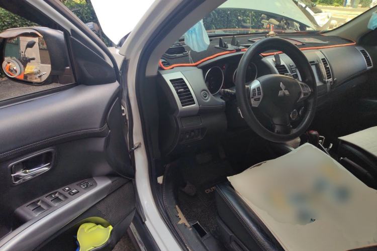 Used Mitsubishi Outlander 2012 Kicks 2.4 Fashion Navigation Edition Driver Seat
