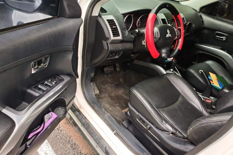 Used Mitsubishi Outlander 2012 Kicks 2.4 Fashion Navigation Edition Driver Seat