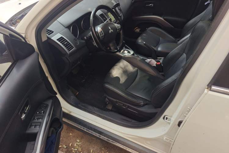 Used Mitsubishi Outlander 2012 Kicks 2.4 Fashion Navigation Edition Driver Seat