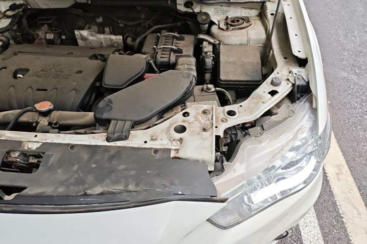 Used Mitsubishi Outlander 2012 Kicks 2.4 Fashion Navigation Edition Engine Bay Left