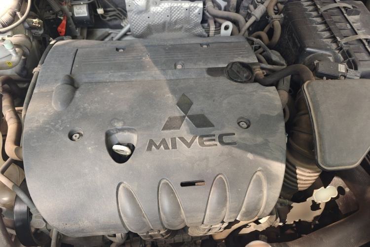 Used Mitsubishi Outlander 2012 Kicks 2.4 Fashion Navigation Edition Engine Bay