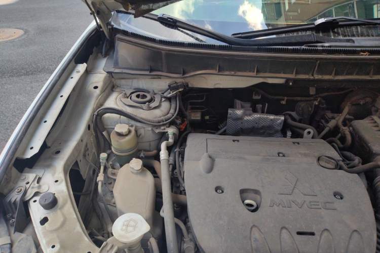 Used Mitsubishi Outlander 2012 Kicks 2.4 Fashion Navigation Edition Engine Bay Right