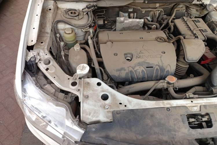 Used Mitsubishi Outlander 2012 Kicks 2.4 Fashion Navigation Edition Engine Bay Right