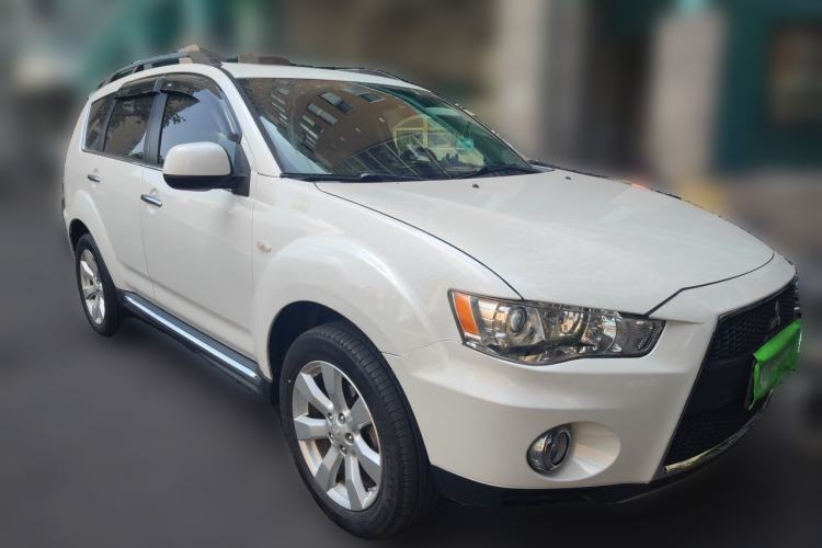 Used Mitsubishi Outlander 2012 Kicks 2.4 Fashion Navigation Edition Front Right 45 Deg