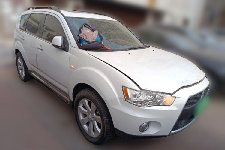 Used Mitsubishi Outlander 2012 Kicks 2.4 Fashion Navigation Edition Front Right 45 Deg