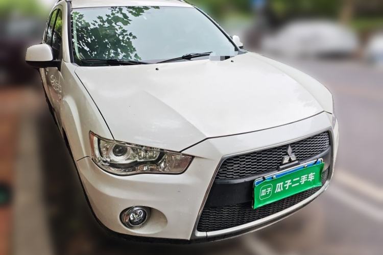 Used Mitsubishi Outlander 2012 Kicks 2.4 Fashion Navigation Edition Front Right 45 Deg