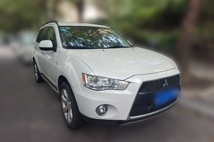 Used Mitsubishi Outlander 2012 Kicks 2.4 Fashion Navigation Edition Front Right 45 Deg